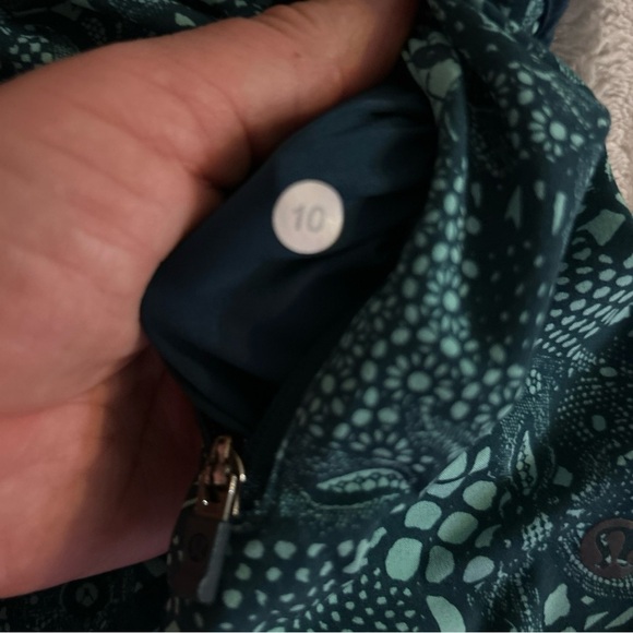 lululemon athletica Green Patterned Athletic Shorts Tracker Size 10 - Picture 2 of 7